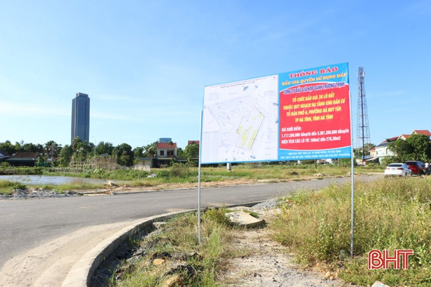 Những lô "đất vàng” thuộc vùng quy hoạch hạ tầng dân cư tổ dân phố 6, phường Hà Huy Tập (TP Hà Tĩnh) vừa được đấu giá thành công, có lô vượt giá khởi điểm trên 2 tỷ đồng.