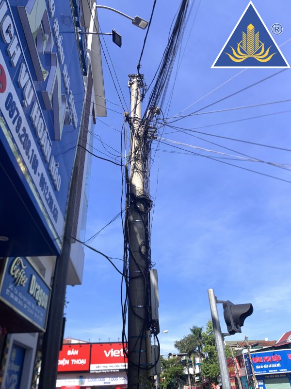 Cột điện ngay tại nút giao thông của thành phố gây mất mỹ quan